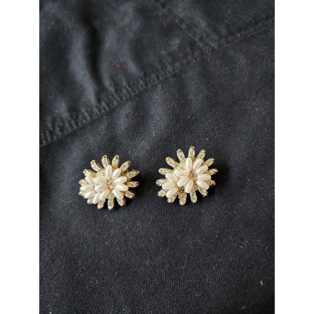 Vintage Rhinestone And "Enamel Pearls"‎ Flower Spritz Clip On Earrings